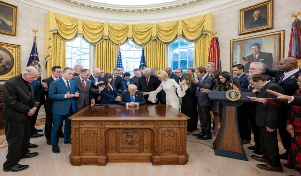 „Armata lui Dumnezeu” a lui Trump, o mișcare religioasă conservatoare care îl consideră salvatorul Americii și îi alimentează popularitatea