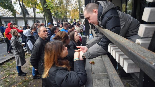 Rusoaicele dau vina pe ucrainence pentru infidelitățile soților lor care luptă pe front: „Amanta m-a băgat din greșeală pe un chat secret. Se vând ieftin!”