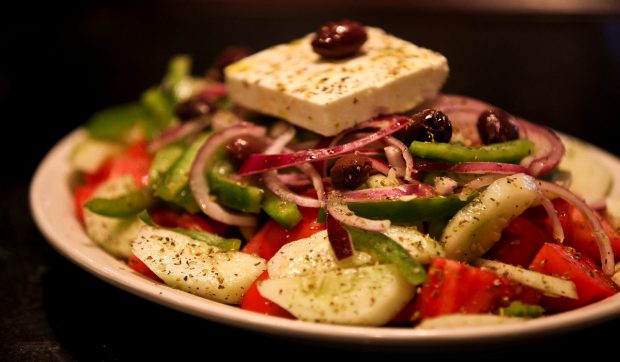 Cum să mănânci ca un localnic în Grecia. Sfaturi pentru evitarea capcanelor turistice și descoperirea autenticității culinare