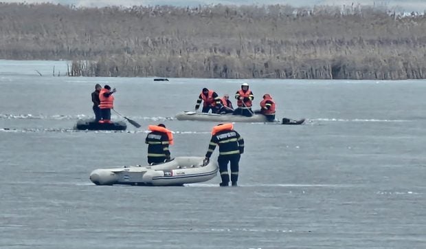 S-a rupt gheața sub trei pescari, pe Siret, la Rogojești, în județul Botoșani. Imagini cu operațiunea de salvare