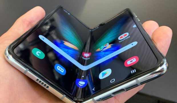 Motorola va lansa un nou telefon pliabil care îi va face concurență lui Samsung Galazy Z Fold. Acesta ar putea fi mai ieftin