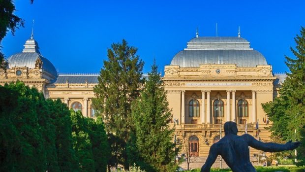 Scandal la Facultatea de Litere din Iași: Zeci de plângeri împotriva unei profesoare au fost ignorate