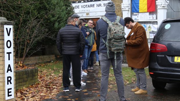 BEC a decis cum vor vota românii din diaspora. Multe secţii de votare au program scurt, cei aflaţi la rând primesc bonuri de ordine, iar cozile sunt păzite