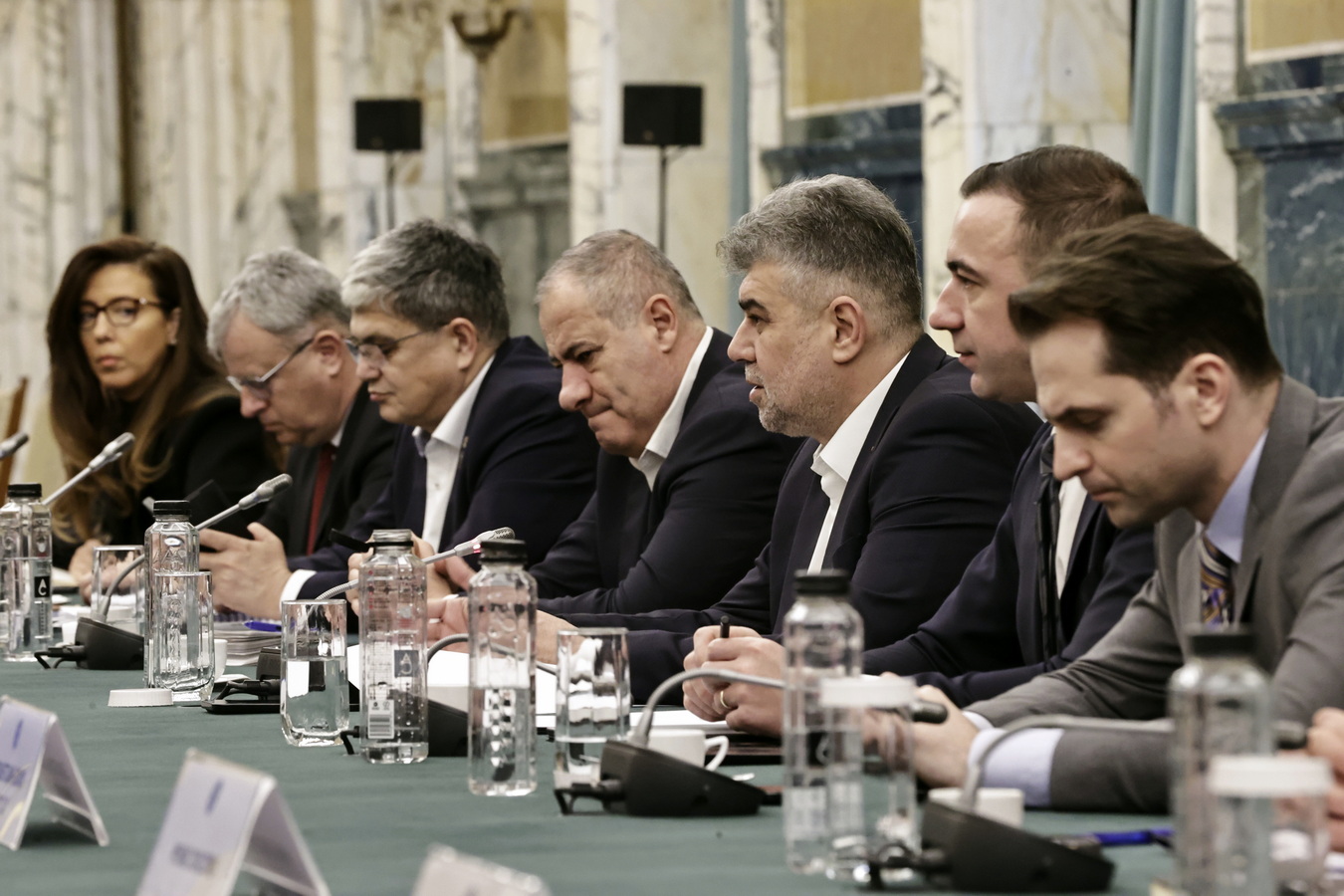 Tensiuni uriașe între coaliția de guvernare și administrația publică. Amenințări cu greva înaintea prezidențialelor