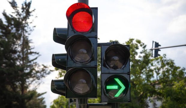 Amendă pentru șoferii români care nu respectă regula semaforului verde intermitent la dreapta