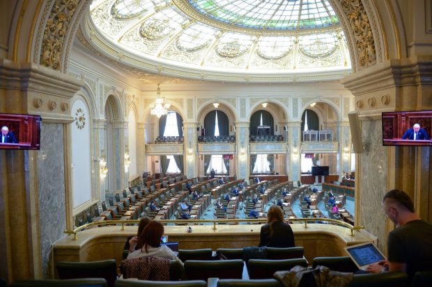 Curg angajările și mutările politice la Senat. Câți oameni noi au apărut în schema de personal de la debutul procesului de reorganizare