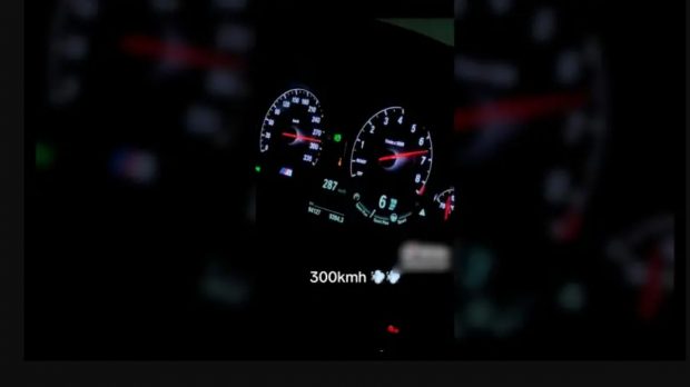 Șoferul care s-a filmat când avea 300 km/h pe autostradă și-a vândut mașina după două zile, ca să nu-l găsească poliția, în Spania