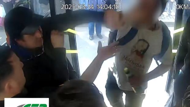 Șofer de autobuz din Iași, filmat când e pocnit de un călător: „A fost preluat de ambulanță și transportat la UPU”
