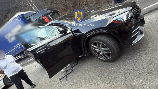 Șofer cu Mercedes, oprit pe Valea Oltului după ce polițiștii i-au spart cauciucurile cu dispozitivul Spike