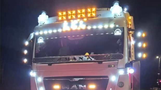Șoferul român de TIR care conducea „Camionul de Crăciun” a fost scos de pe șosea și lăsat fără becuri, în Olanda