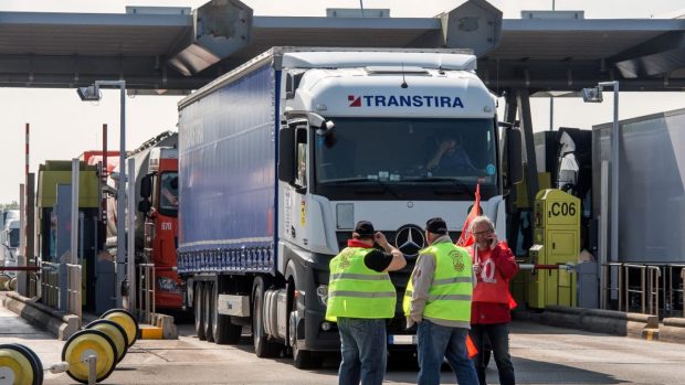 Șofer român de TIR prins cu o „cantitate astronomică” de cocaină în camion, în Franța. Pedeapsa maximă e 10 ani, plus amendă de milioane de euro
