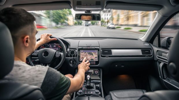 Riscurile la care se expun șoferii atunci când se uită prea mult la ecranele din mașină: „Conduci cu ochii închiși 28 de metri”