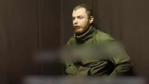 Fost soldat britanic, condamnat în Rusia la 19 ani de închisoare pentru că a luptat de partea Ucrainei. A venit în război după ce își pierduse locul de muncă
