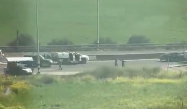 Un bărbat a intrat cu mașina în oamenii care așteptau autobuzul într-o stație din nordul Israelului, după care a început să tragă asupra lor