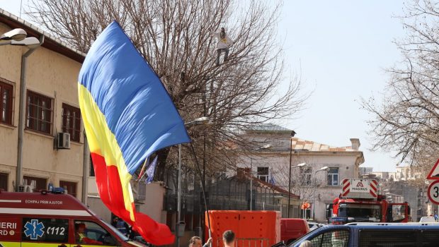 Stegarul dac a coborât din copacul de la Arestul Central al Poliției București după peste 24 de ore. A cântat „Un elefant se legăna pe o pânză de păianjen”