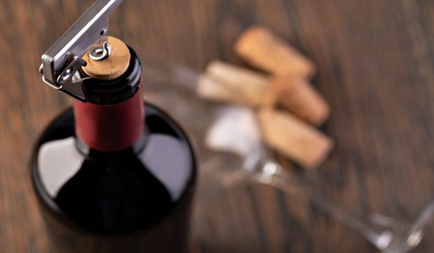 Cum să deschizi o sticlă de vin ca un profesionist: Câteva trucuri | VIDEO