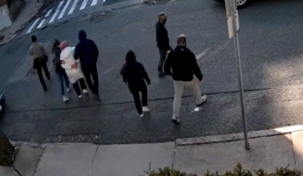Studentă turcă în America ridicată în plină stradă de agenți federali cu fețe acoperite. Nimeni nu știe unde este