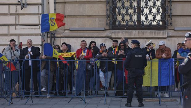 Susținătorii lui Călin Georgescu s-au dus la depunerea candidaturii lui Crin Antonescu la alegerile prezidențiale