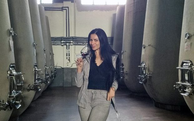 Mitul „pastilelor” în vinuri, demontat de Silvia Palașcă, expertă în comunicare: „Vă asigur că e mai ieftin de produs din struguri decât să fie creat «chimic»”