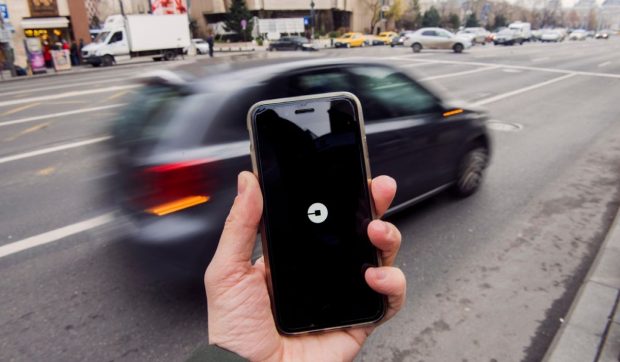 Peste o sută de șoferi de Uber și Bolt din București au lucrat fără contracte mai bine de un an