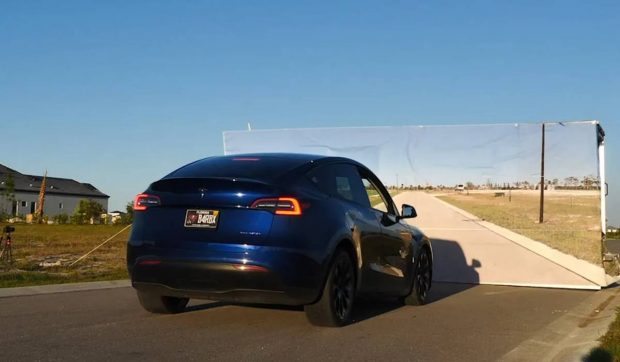 Tehnologia mașinilor Tesla, pusă la încercare. Modelul Y a fost păcălit să intre într-un zid fals