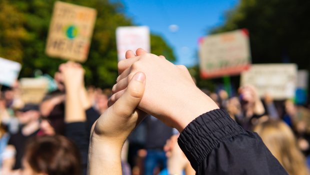 Dacă Trump ți-a distrus lumea ta de prieteni, organizează în regim de urgență un summit al prieteniei!