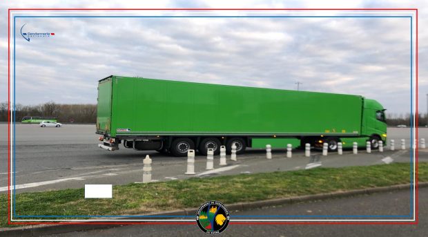 Șofer român de TIR, care conducea un „camion verde superb” în Franța, amendat cu 6.610 euro: „Un pericol real”