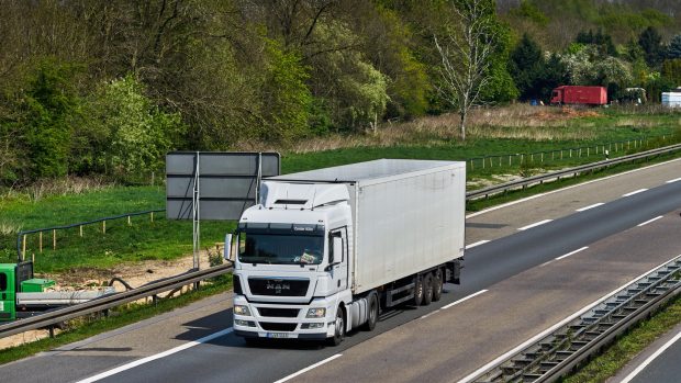 Șofer român de TIR a spus o poveste pe care n-a crezut-o nimeni, când a fost arestat: „Am crezut că e aur, sau bani”