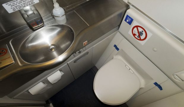 Un pasager dă în judecată United Airlines după ce a fost scos dezbrăcat din toaletă, în timpul unui zbor, chiar de pilotul avionului