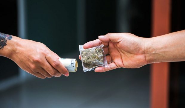 Costin Militaru, expert în consumul de droguri: „Pe piața neagră nu există canabis, ci material vegetal stropit cu canabinoizi sintetici” | Interviu