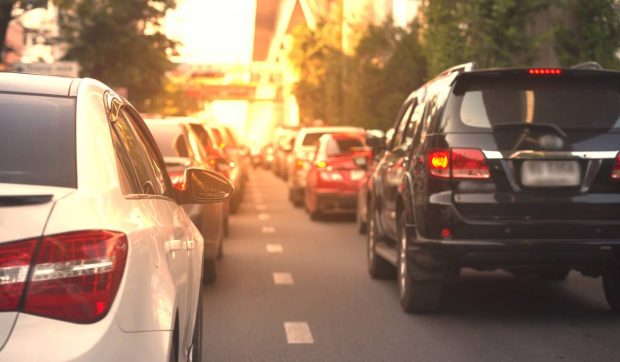 Distanța legală între vehicule: cum eviți suspendarea permisului pentru conducere agresivă
