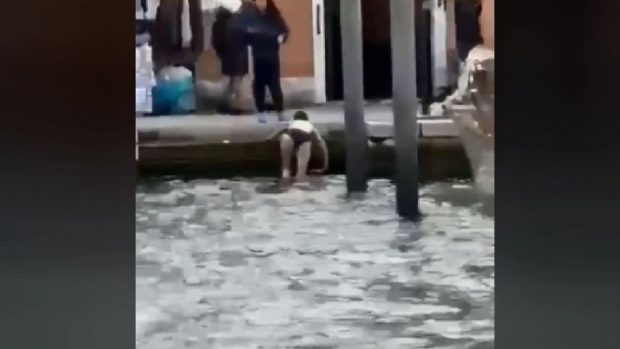 Ce amendă a primit o turistă care a făcut baie topless în Marele Canal din Veneția | VIDEO