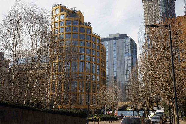 Un cuplu de pensionari din Londra a cerut demolarea unui turn de birouri de 42 de milioane de euro: „Încalcă dreptul la lumină! Nu putem să citim în pat”