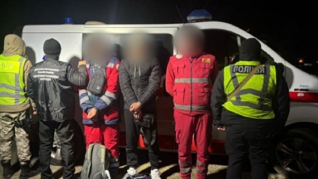 Ucrainenii deghizați în echipaj de ambulanță ca să scape de recrutare, prinși aproape de granița cu România