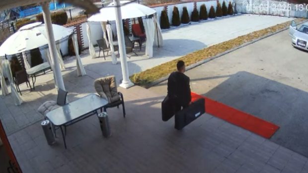 Un bărbat din Târgu Jiu a furat toate instrumentele lăutarilor dintr-un restaurant