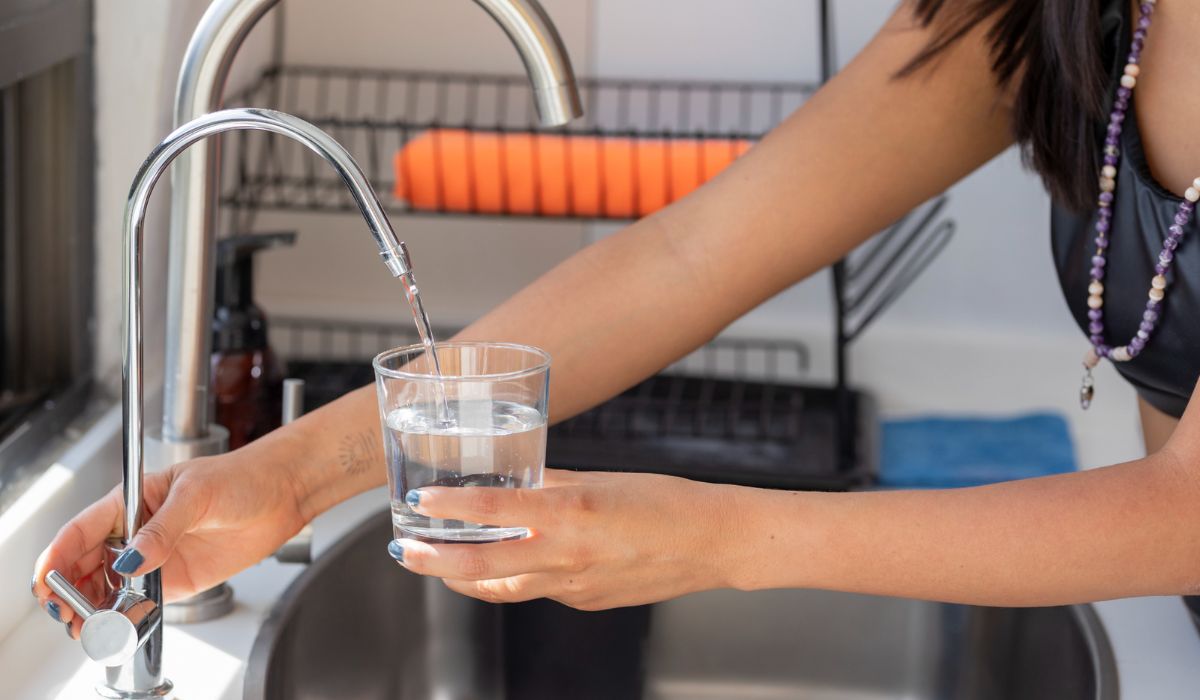 Orașul din România care suspendă furnizarea apei noaptea provocând nemulțumiri.