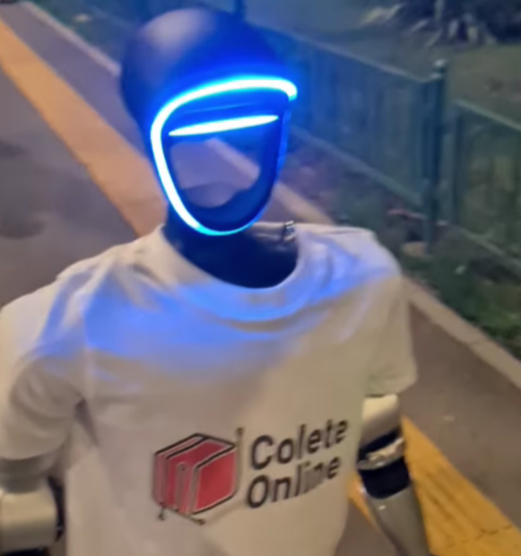 Un robot a făcut furori la mitingul pro-european: s-a plimbat printre oameni și a dat mâna cu ei I VIDEO