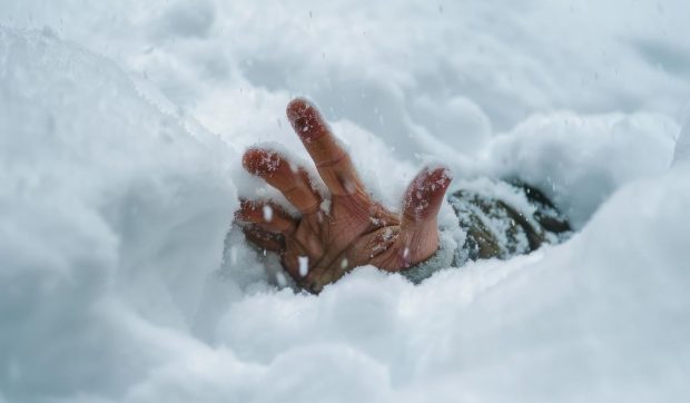 Un turist a fost salvat în Norvegia după ce a fost prins timp de 7 ore sub un strat de 1,5 metri de zăpadă: „A fost foarte surprinzător că era încă în viață”