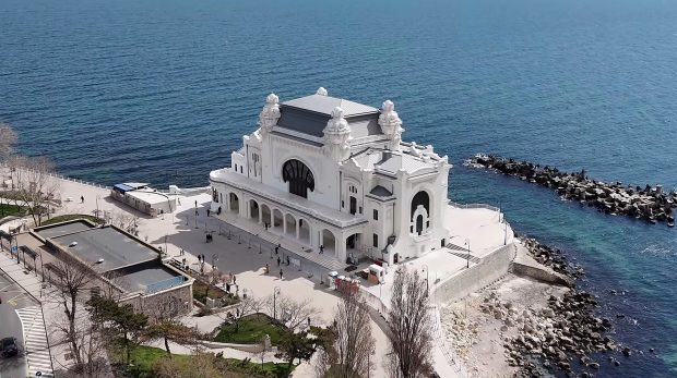 Înainte și după. S-au terminat lucrările la Cazinoul din Constanța. Povestea clădirii emblematice de pe Litoral