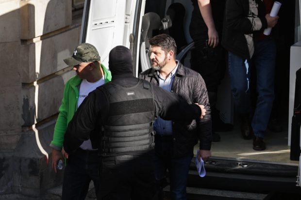 Primele imagini cu cei 6 bărbați din Comandamentul Vlad Țepeș acuzați de trădare. Doi dintre ei au fost arestați preventiv