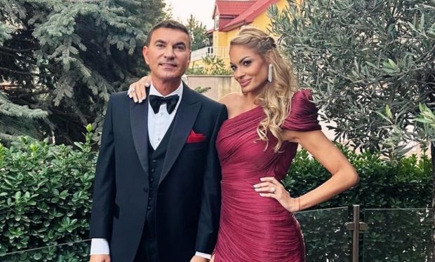  Apariție Excentrică la Mercedes-Benz Fashion Week București - Cum a Sfida Vârsta cu Pantaloni Strălucitori și Cizme din Jeans? Descoperă Povestea Succesului Său Internațional!