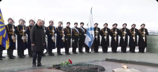 Garda de Onoare este percheziționată temeinic înainte de sosirea lui Vladimir Putin la un memorial: „Ce spune asta?”