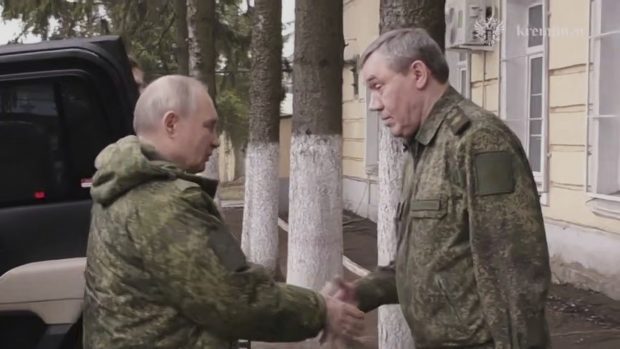 Vladimir Putin și-a pus ținută militară și s-a dus în Kursk să se afișeze ca „lider”, în contextul retragerii soldaților ucraineni