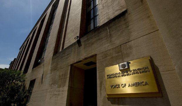 „Pentru prima dată în 83 de ani, legendara Vocea Americii a tăcut”. Vocea Americii și Europa Liberă și-au suspendat activitatea după ordinul lui Trump