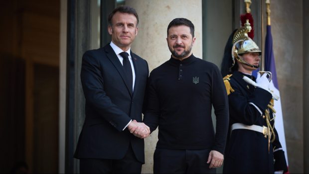 Volodimir Zelenski avertizează că Vladimir Putin pune la cale o ofensivă de primăvară, în timp ce Emmanuel Macron îi cere liderului rus să înceteze focul „fără condiţii prealabile”