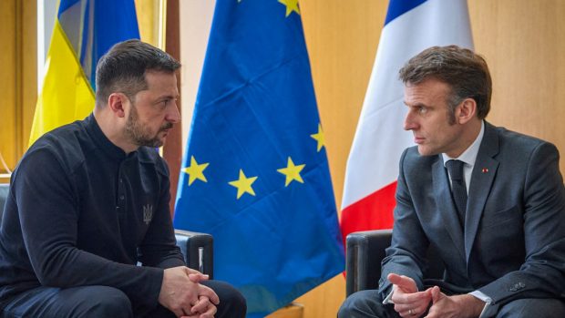 Emmanuel Macron l-a sunat pe Volodimir Zelenski în timpul unui interviu. Reacția președintelui ucrainean