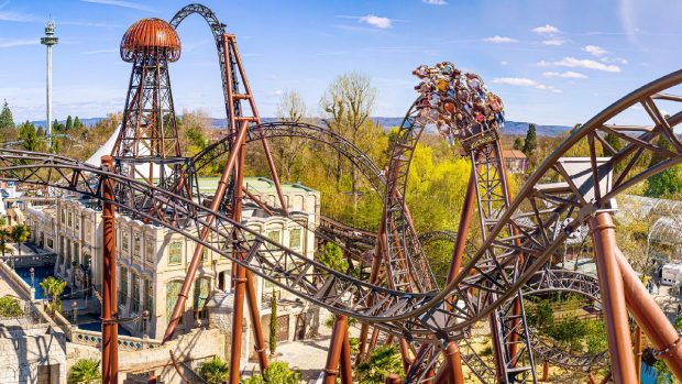 Cât costă să te dai în cea mai tare atracție de la Europa Park, Germania: Voltron, cel mai lung roller-coaster cu lansare multiplă