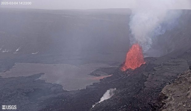 Erupție vulcanică în Hawaii. Lava ajunge la 60 de metri înălțime