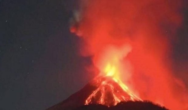 Zborurile către Bali au fost anulate după erupția unui vulcan. MAE a emis avertizare de călătorie pentru români