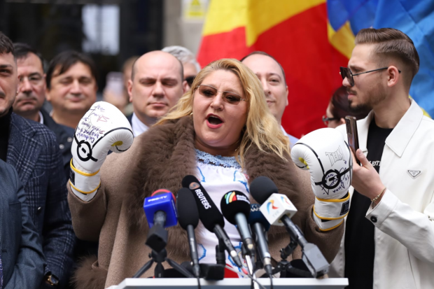 Diana Șoșoacă și-a depus candidatura la alegerile prezidențiale. A venit la sediul BEC cu mănuși de box